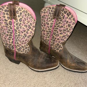 BARELY WORN ARIAT COWGIRL BOOTS. TAKING OFFERS